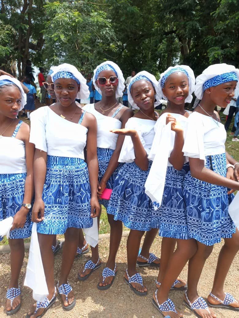 Collège Bilingue la Charité — Défilé des majorettes